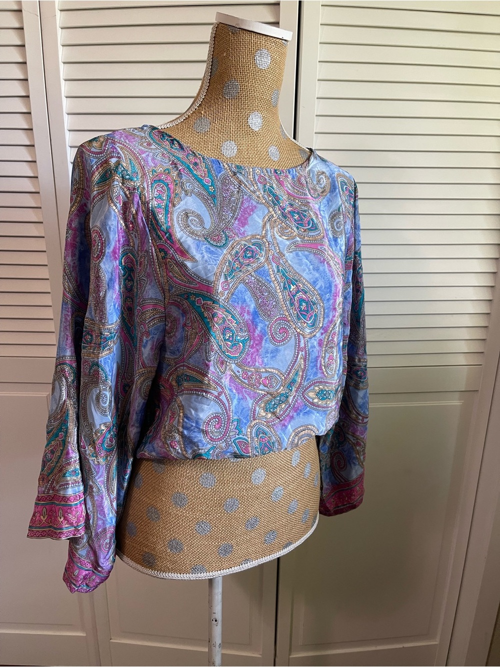 Chelsea & Theodore multicolored paisley boho print crop top Sz M Bell sleeves
